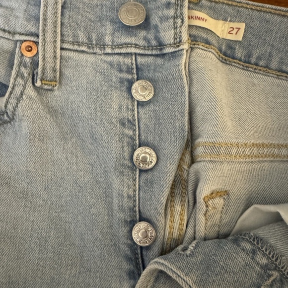 Levi's "Wedgie Skinny" Size 27 Light Wash High-Rise Button-Fly Jeans - EUC - Picture 4 of 6